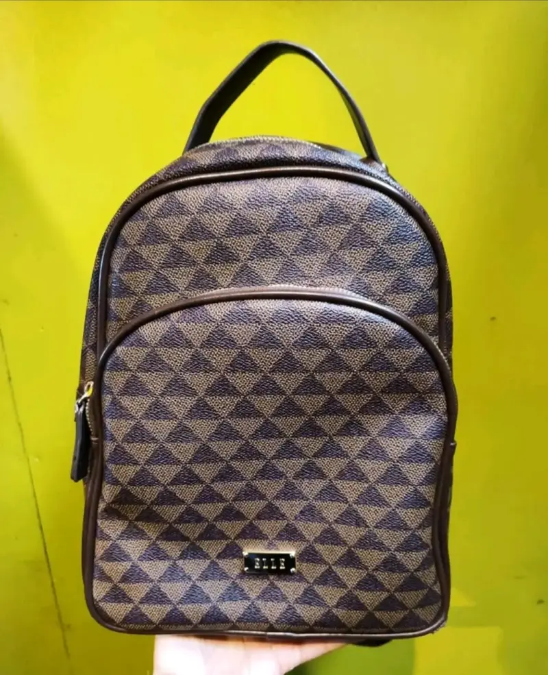 Mochila de cuero sintético con diseño geométrico