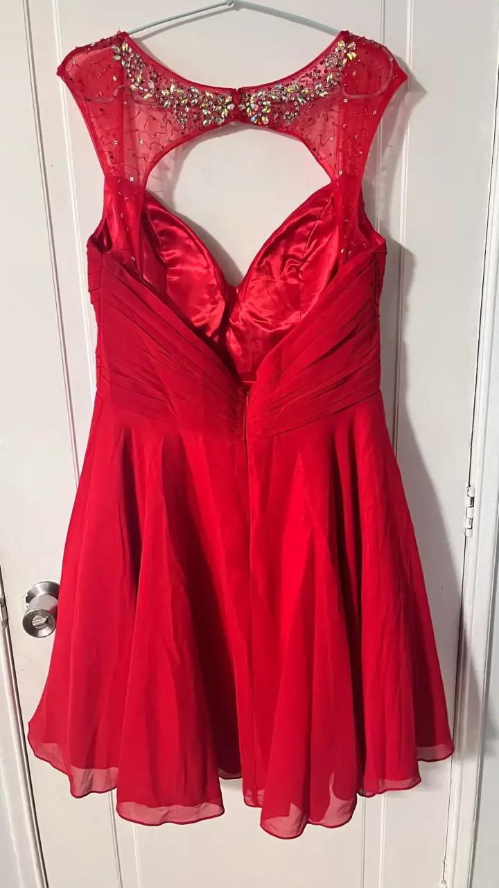Vestido de fiesta rojo con pedrería - 2
