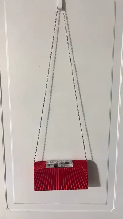 Vestido de fiesta rojo con pedrería - miniatura 3