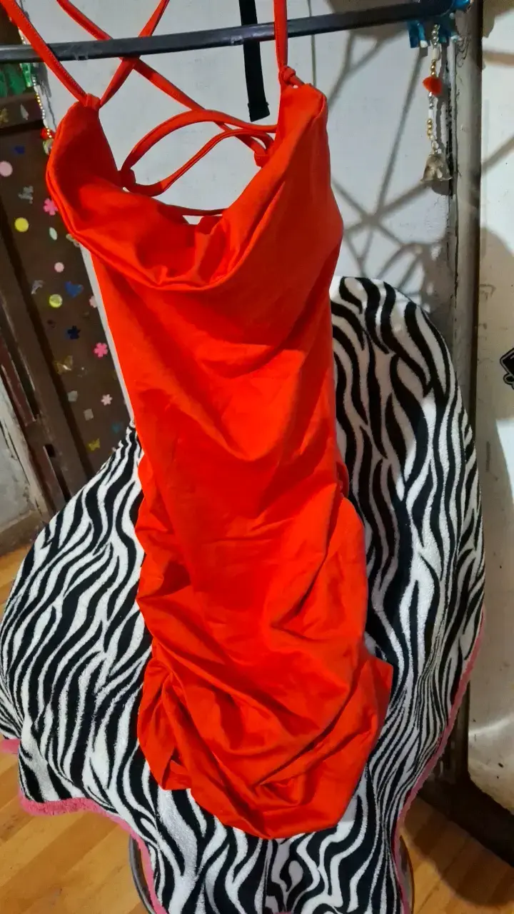 Vestido largo rojo con tirantes cruzados - 1