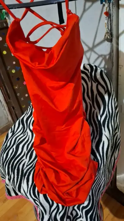 Vestido largo rojo con tirantes cruzados - miniatura 2