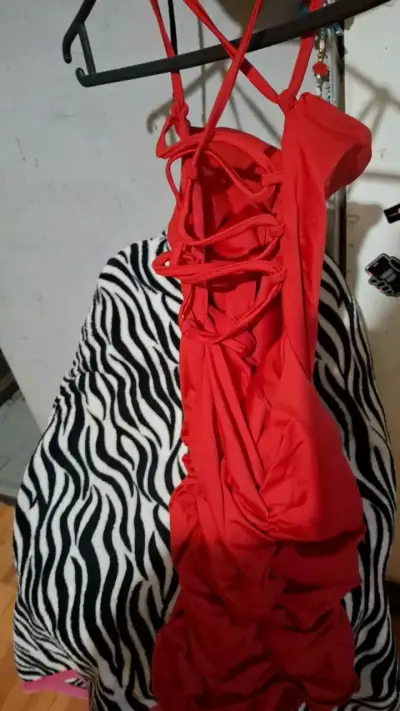 Vestido largo rojo con tirantes cruzados - miniatura 4