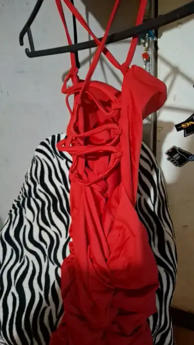 Vestido largo rojo con tirantes cruzados - miniatura 5