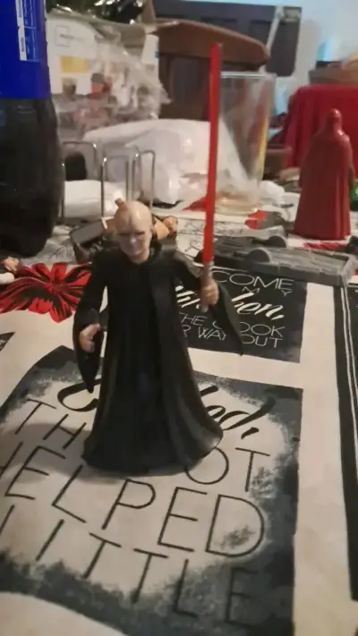 Figura de acción con sable láser rojo - miniatura 1