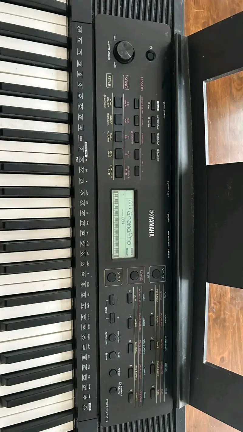 Teclado Yamaha PSR-E343 con Soporte - 4
