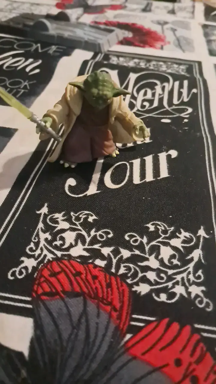 Figura de acción Yoda con sable de luz - 1
