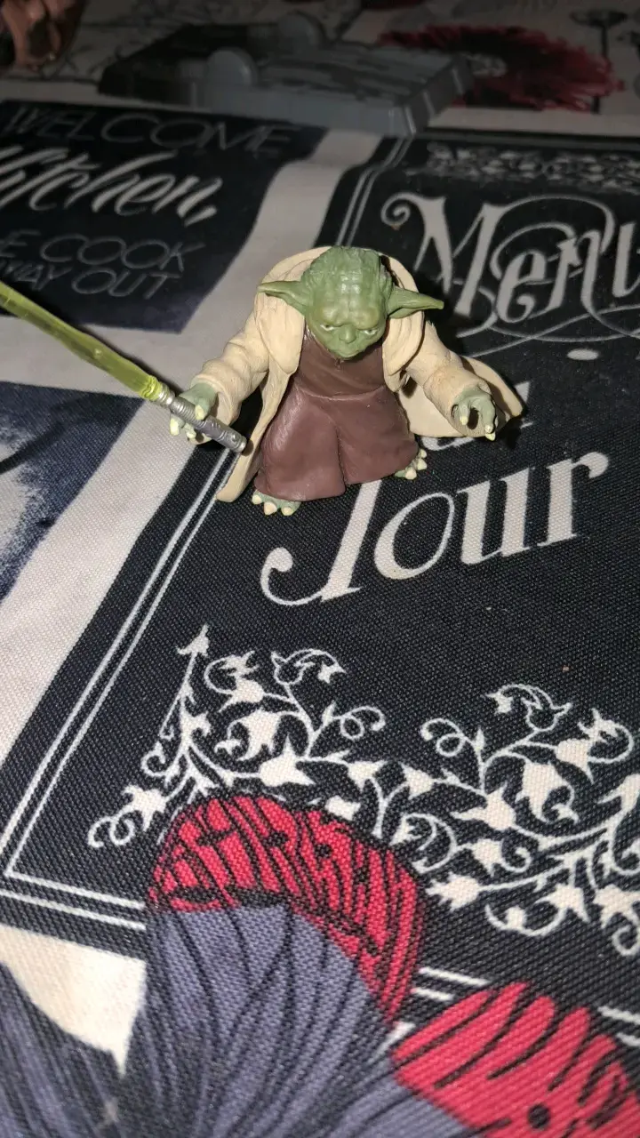 Figura de acción Yoda con sable de luz - 2