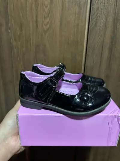 Zapatos de charol negro para niña - miniatura 1