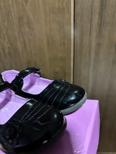 Zapatos de charol negro para niña - miniatura 2