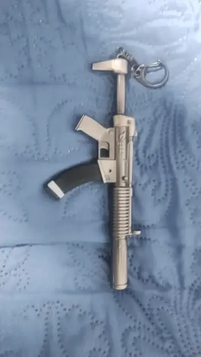 Llavero metálico en forma de rifle - miniatura 1