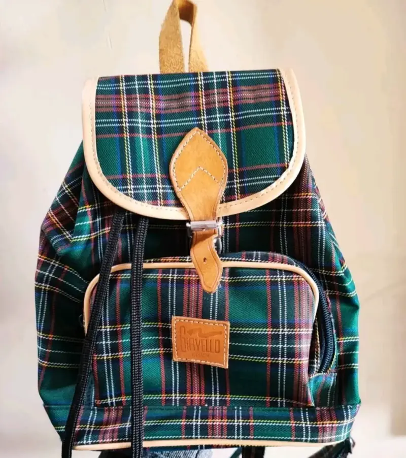 Mochila de tela escocesa verde