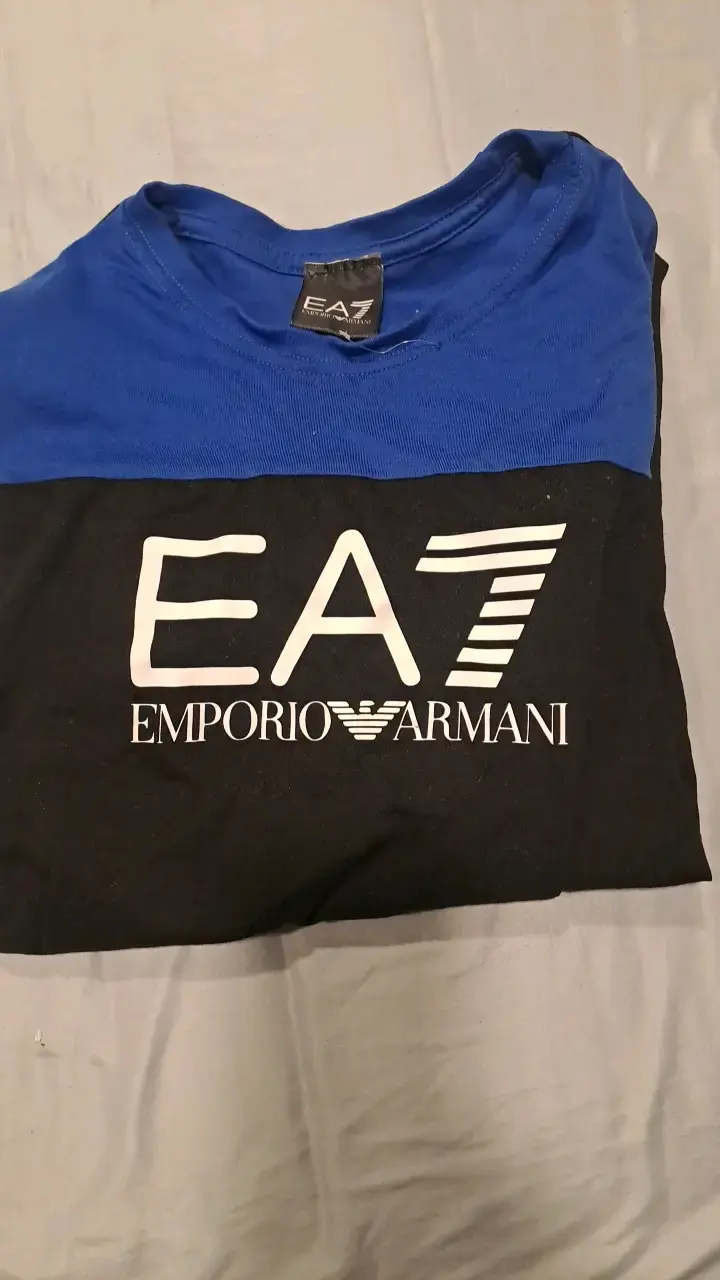 Polera EA7 Emporio Armani azul y negra