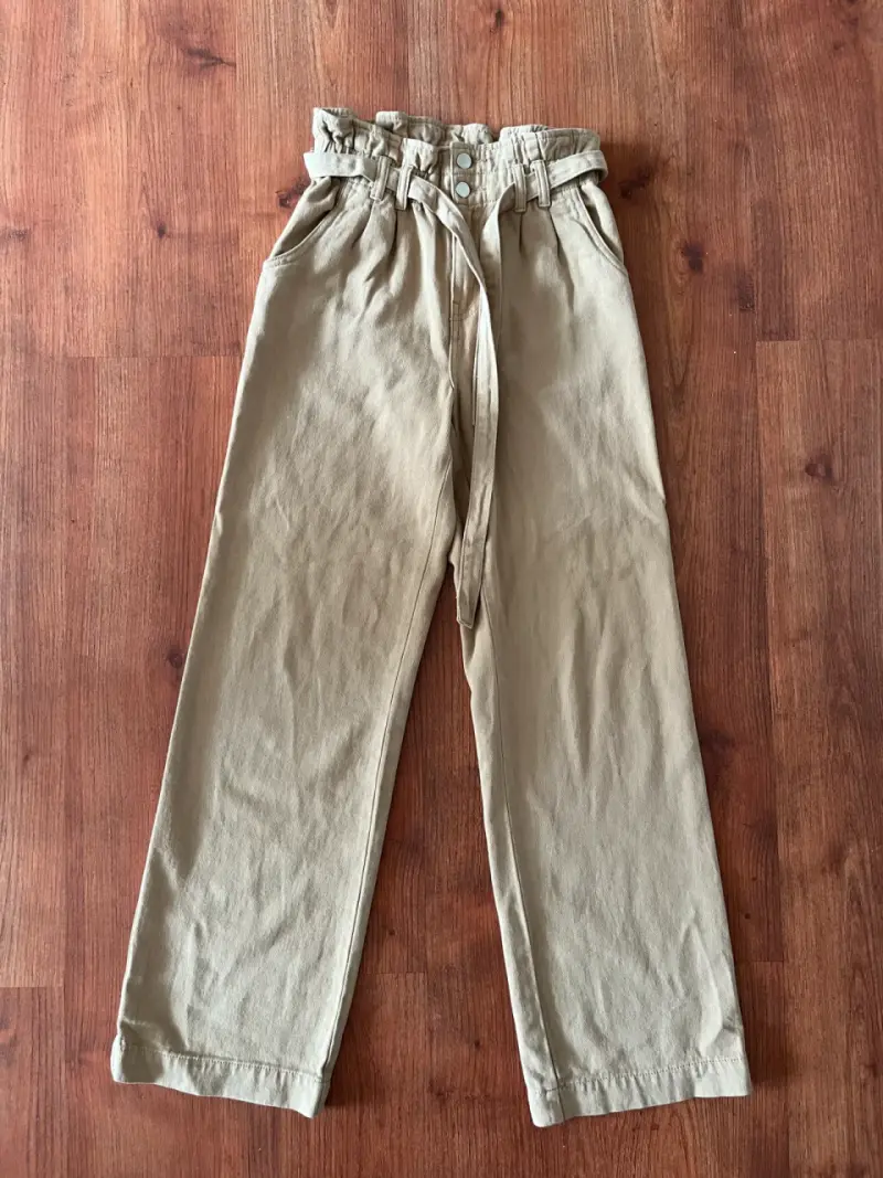 Pantalones beige de pierna ancha y tiro alto - 2