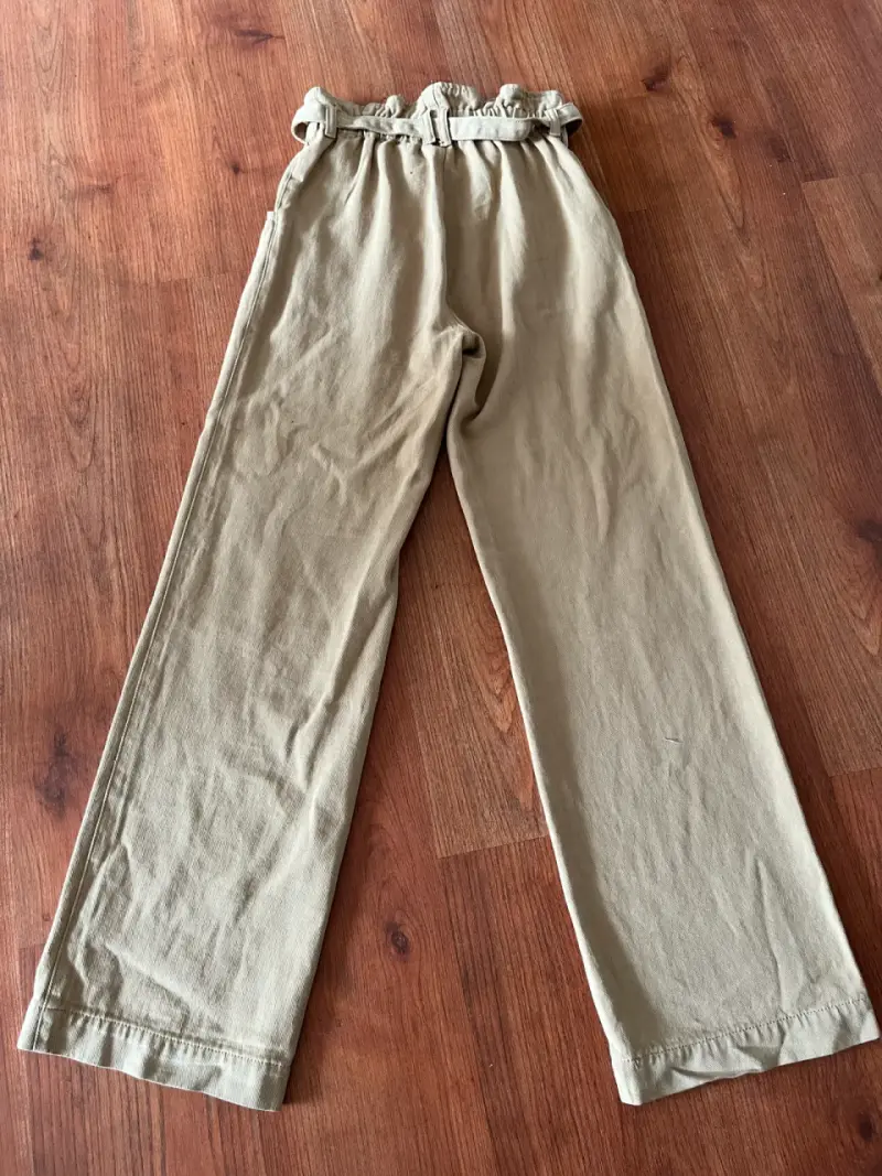 Pantalones beige de pierna ancha y tiro alto - 3