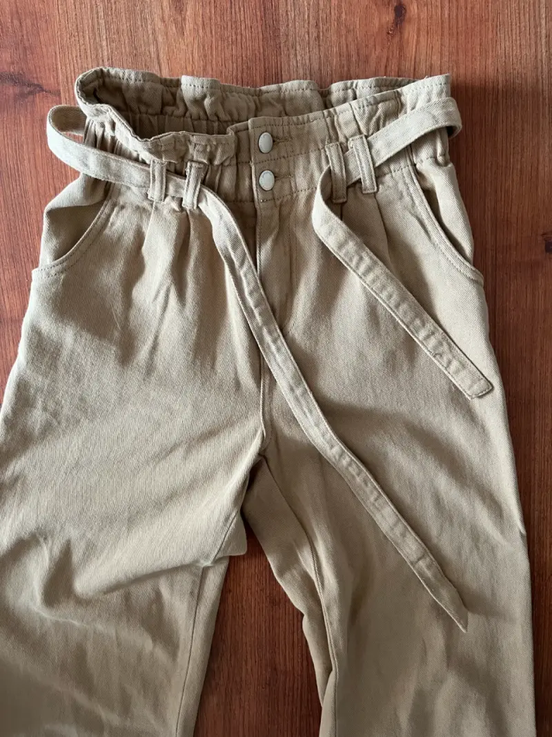 Pantalones beige de pierna ancha y tiro alto - 4