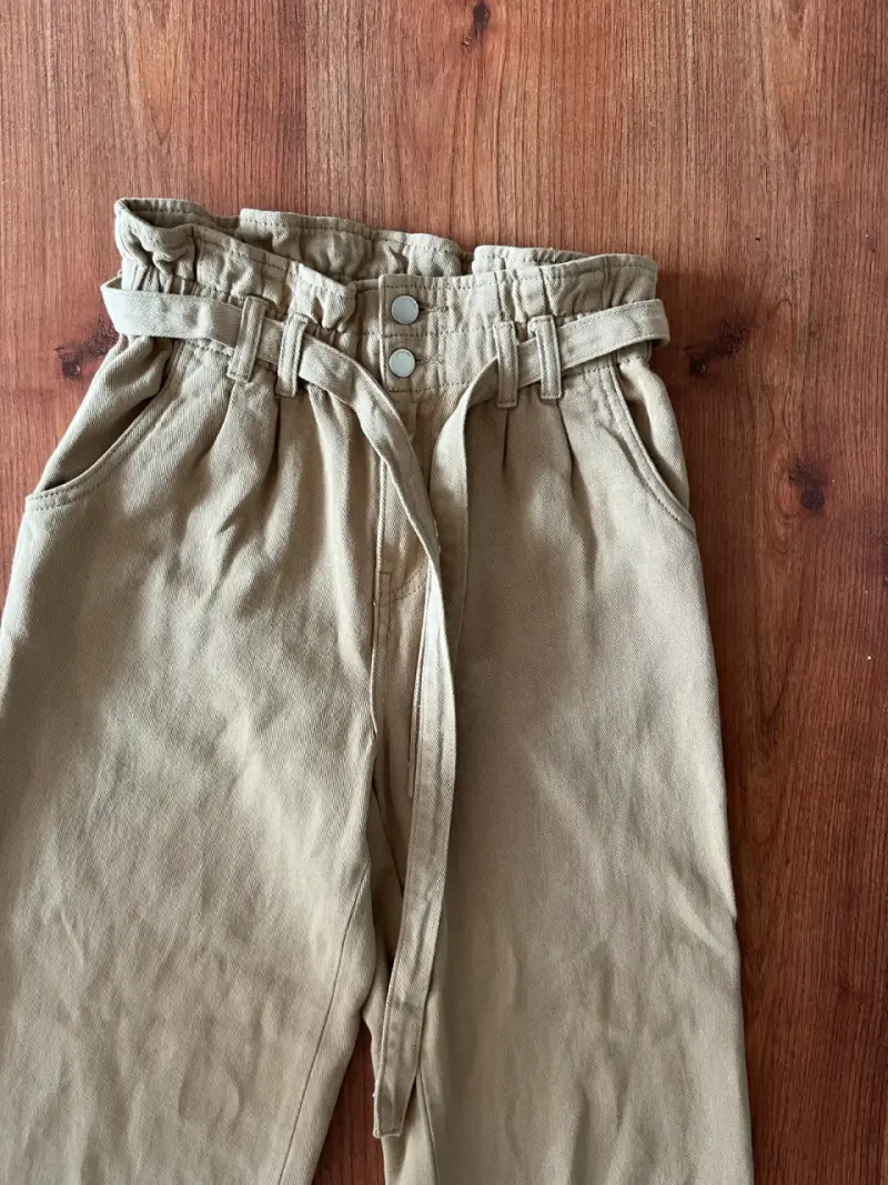 Pantalones beige de pierna ancha y tiro alto - 6