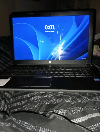 Laptop HP con pantalla de 15 pulgadas - miniatura 1