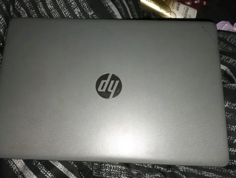 Laptop HP con pantalla de 15 pulgadas - 2