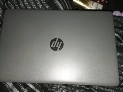 Laptop HP con pantalla de 15 pulgadas - miniatura 2
