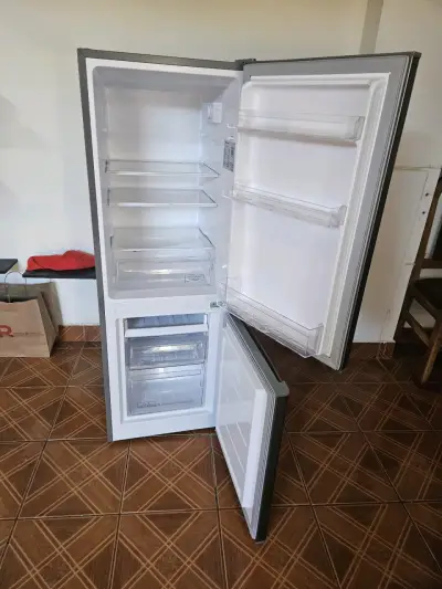 Refrigerador Indesit de 2 puertas en acero inoxidable - miniatura 1