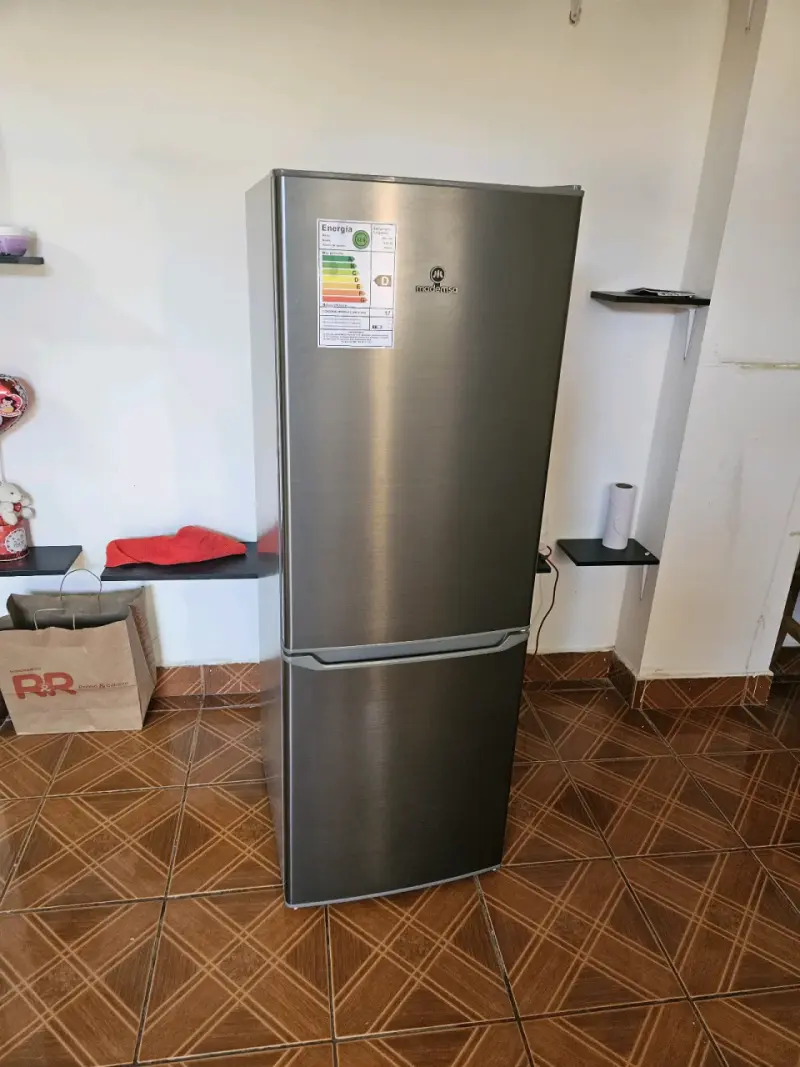 Refrigerador Indesit de 2 puertas en acero inoxidable - 3