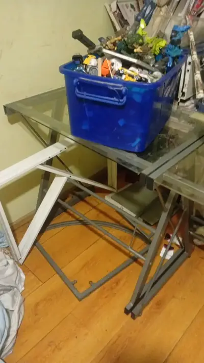 Mesa de vidrio con estructura metálica - miniatura 1