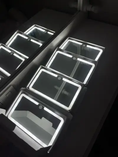 Espejo de maquillaje con luz LED para auto - miniatura 1