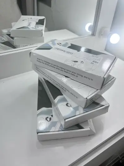Espejo de maquillaje con luz LED para auto - miniatura 3