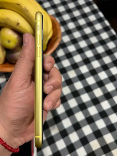 iPhone 11 amarillo en buen estado - miniatura 1