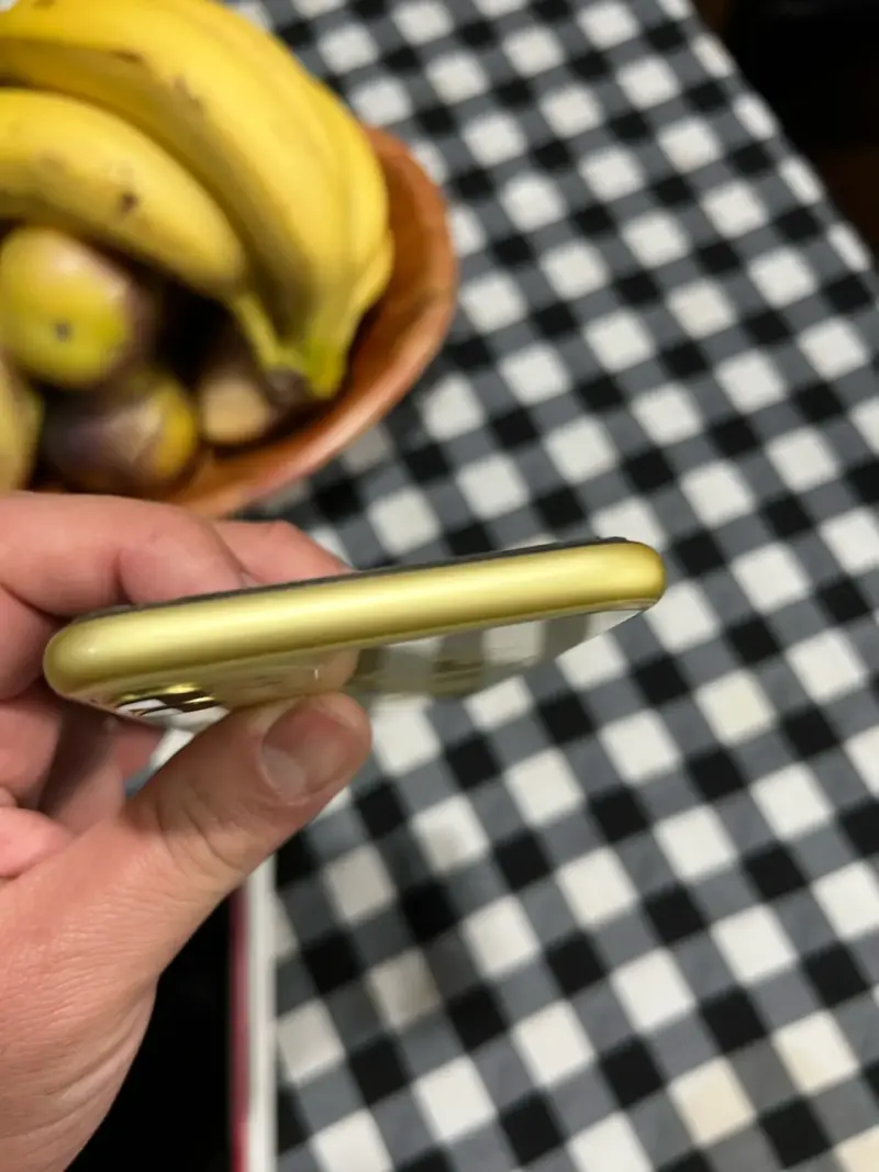 iPhone 11 amarillo en buen estado - 2