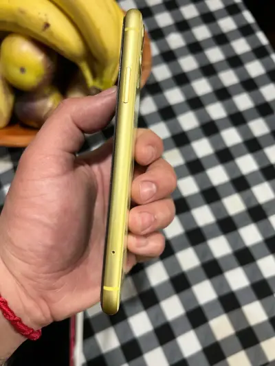 iPhone 11 amarillo en buen estado - miniatura 3