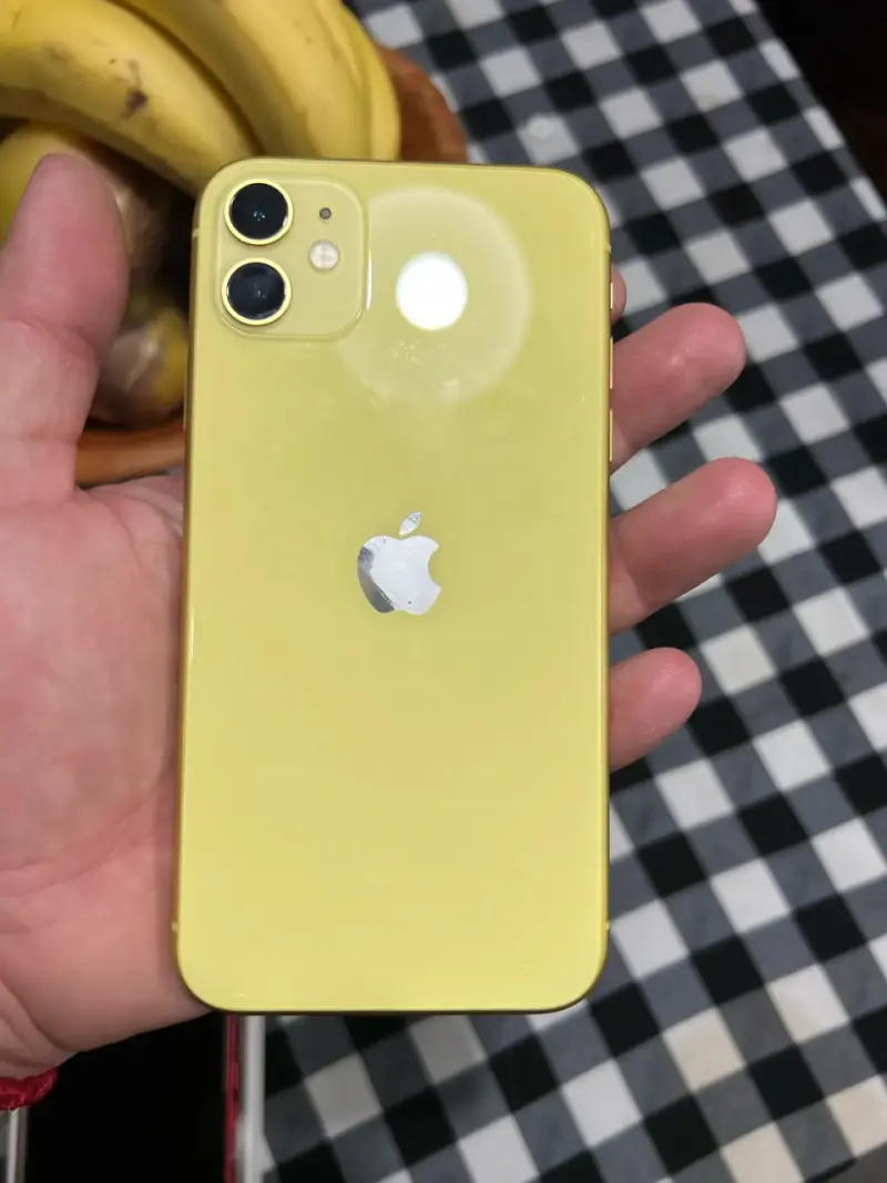 iPhone 11 amarillo en buen estado - 4