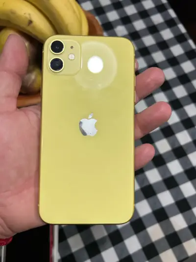 iPhone 11 amarillo en buen estado - miniatura 4