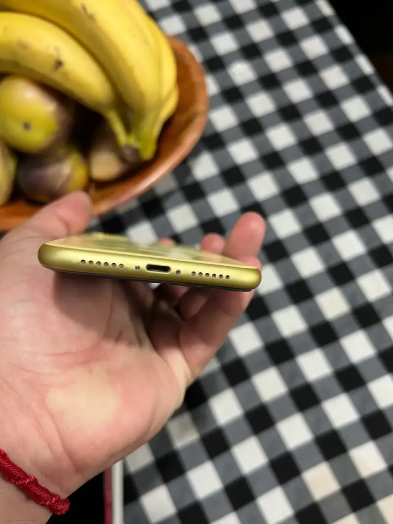 iPhone 11 amarillo en buen estado - 5