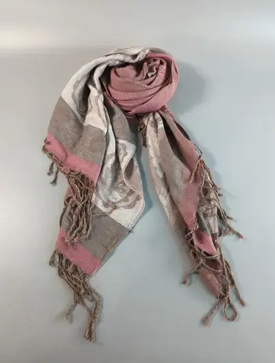 Bufanda con flecos en tonos rosados y beige
