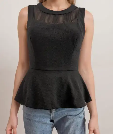 Blusa negra sin mangas con detalle de malla