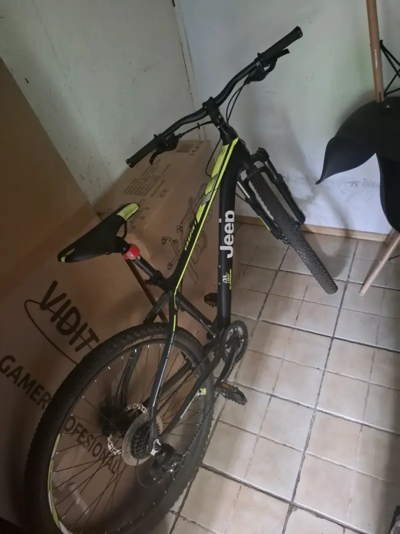 Bicicleta de montaña Jeep negra y verde