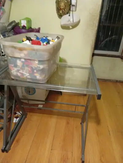 Escritorio de vidrio con estructura metálica - miniatura 1
