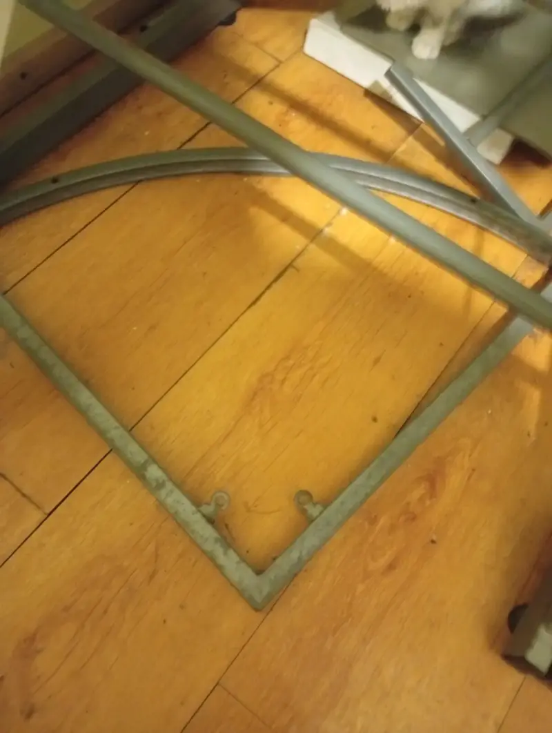 Escritorio de vidrio con estructura metálica - 2