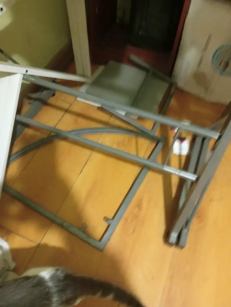 Escritorio de vidrio con estructura metálica - 3