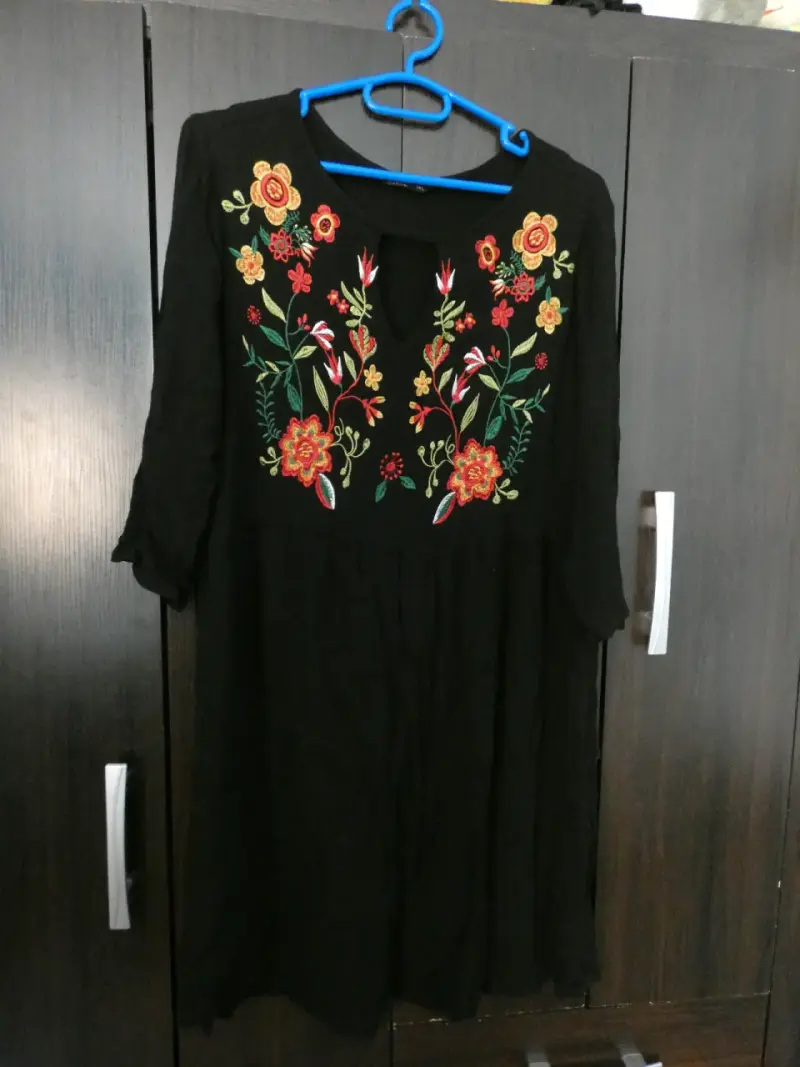 Vestido negro con bordado floral