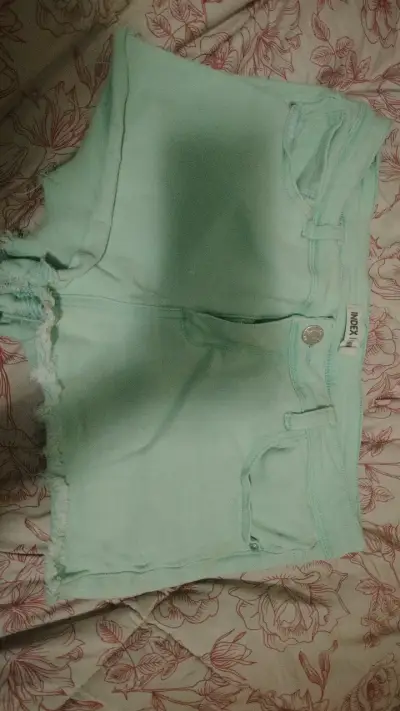 Shorts de mezclilla verde menta para mujer - miniatura 1
