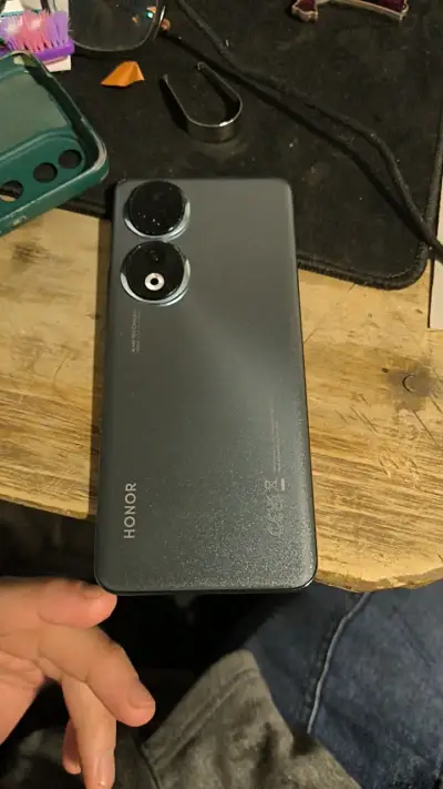 Smartphone Honor 90 con pantalla dañada - miniatura 1