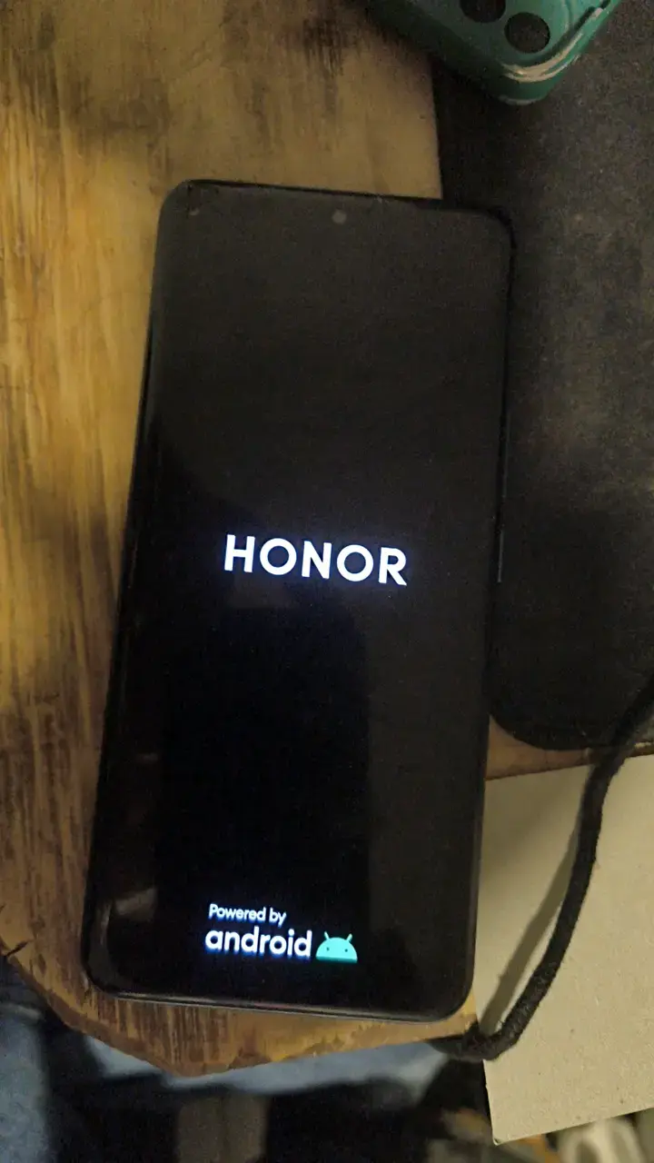 Smartphone Honor 90 con pantalla dañada - 3