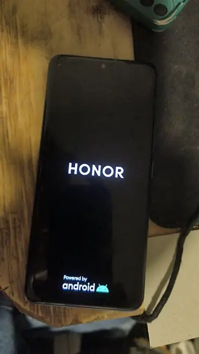 Smartphone Honor 90 con pantalla dañada - miniatura 3