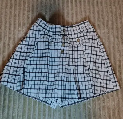 Shorts falda a cuadros blanco y negro para mujer - miniatura 1