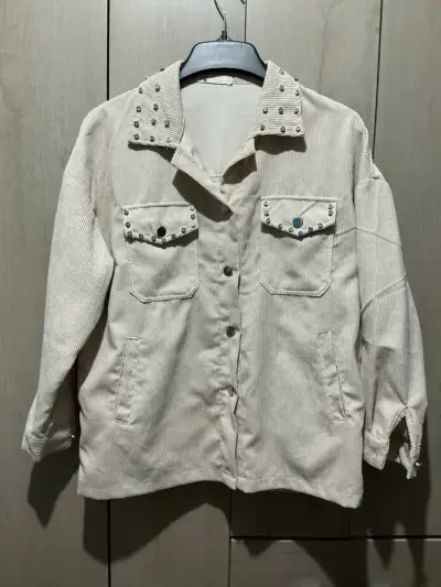 Chaqueta de pana beige con tachas decorativas - miniatura 1
