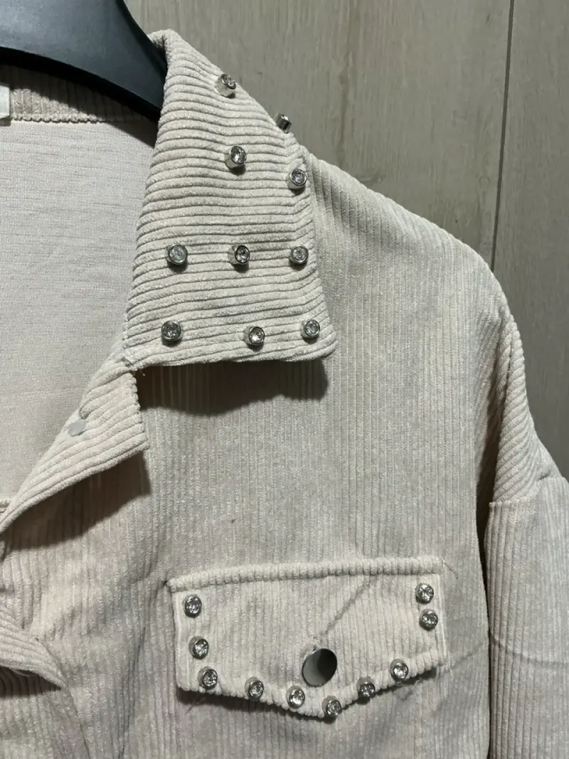 Chaqueta de pana beige con tachas decorativas - 3