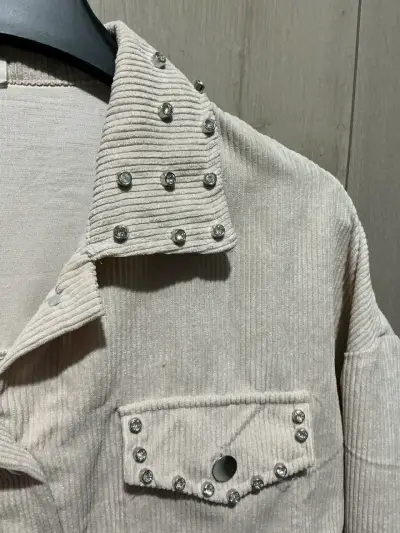 Chaqueta de pana beige con tachas decorativas - miniatura 3