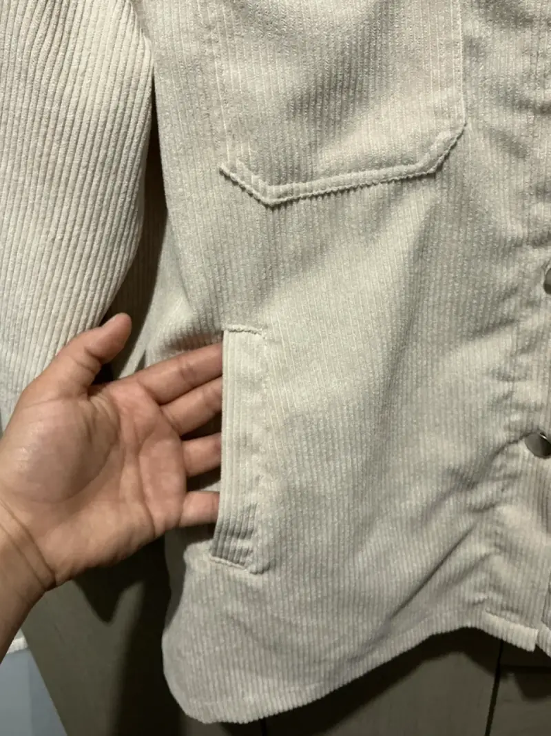 Chaqueta de pana beige con tachas decorativas - 4